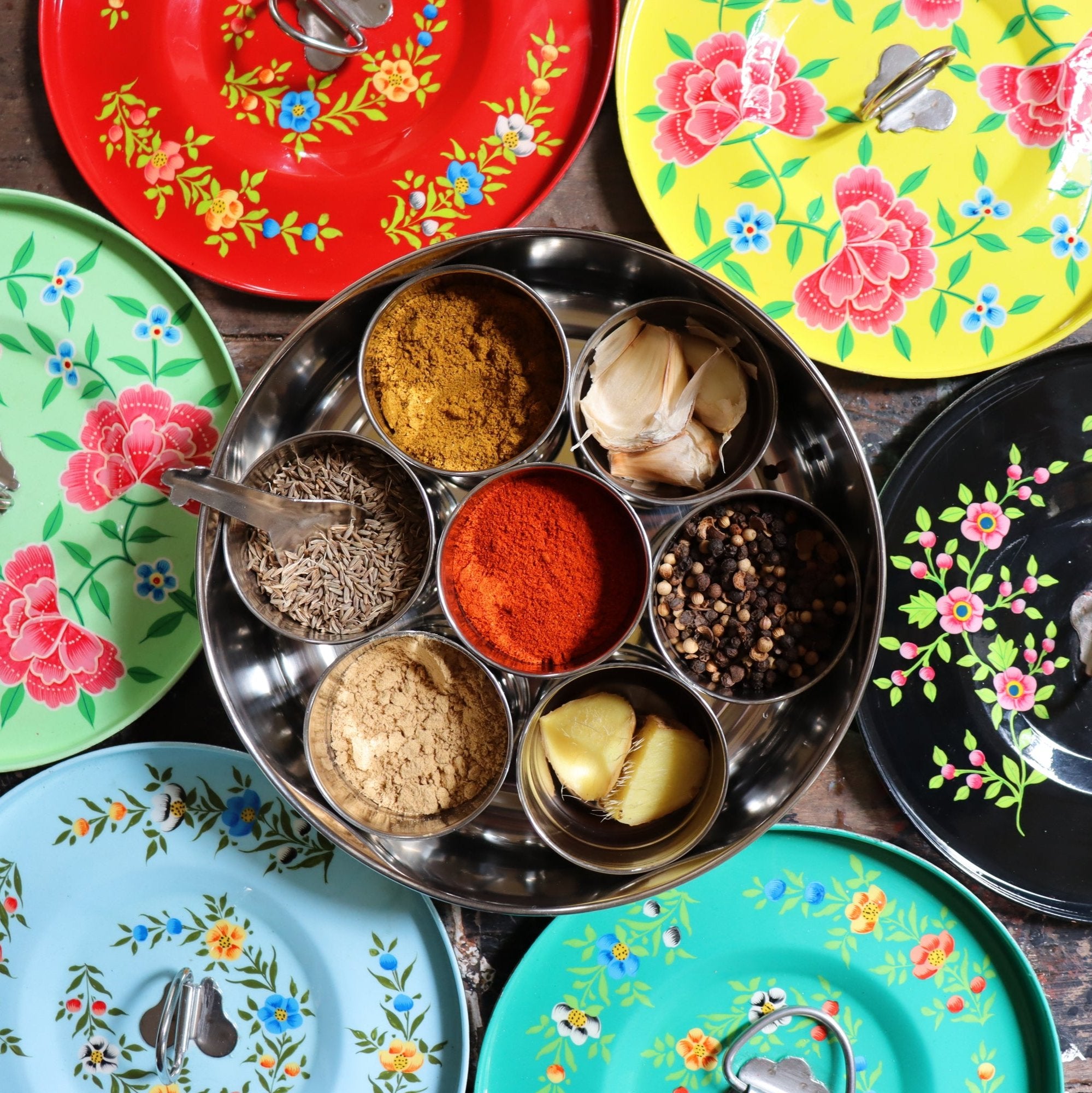 Masala Dabba Scatola Per Spezie In Acciaio Inox Rastogi Hadicrafts - 20 Cm, Dipinta A Mano (Turchese) Con 7 Ciotole E Cucchiaio